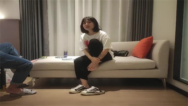 乖乖妹脱衣露纹身，后入猛干高潮表情一览无遗